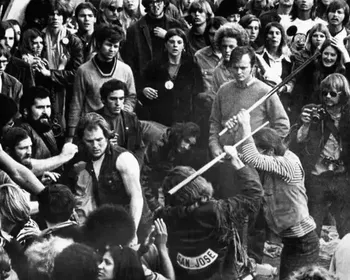 Os anjos do inferno mataram um negro na plateia e acabaram com o show de rock