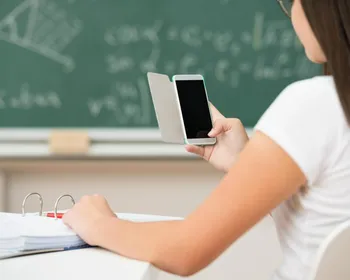 Proibição de celular para criança em escola avança na Câmara e segue para Senado