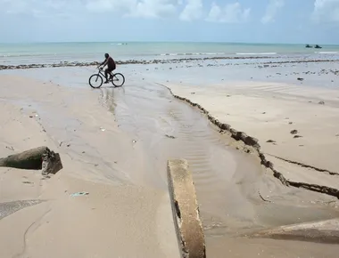 Justiça manda Prefeitura, Cagepa e Sudema agirem contra esgoto nas praias de João Pessoa