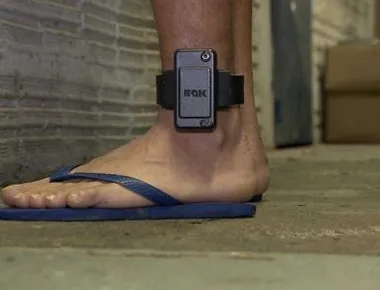 Lei que prevê tornozeleira eletrônica para agressores de mulheres é sancionada; entenda