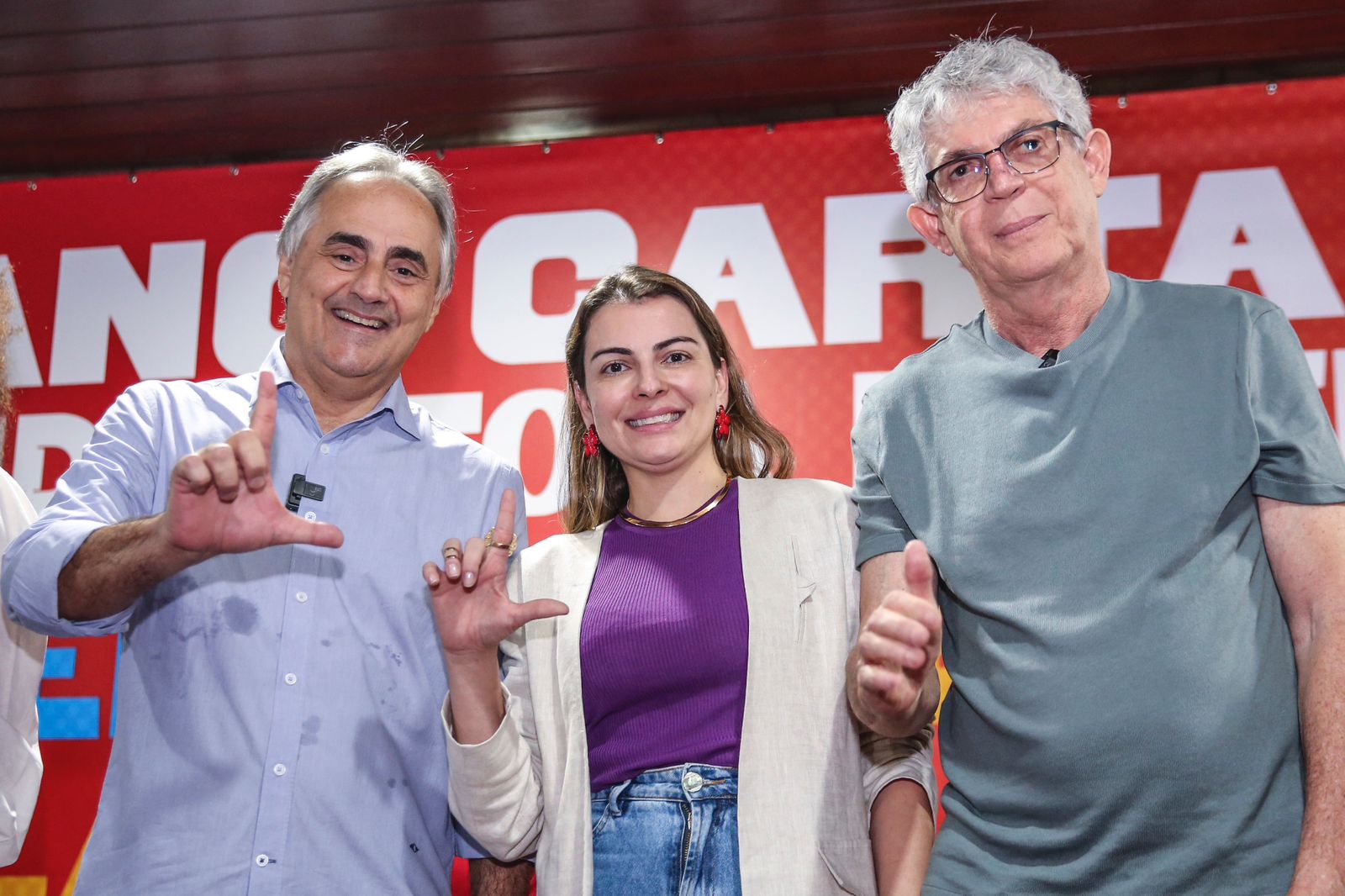 
				
					Amanda Rodrigues é oficializada como pré-candidata a vice de Luciano Cartaxo
				
				