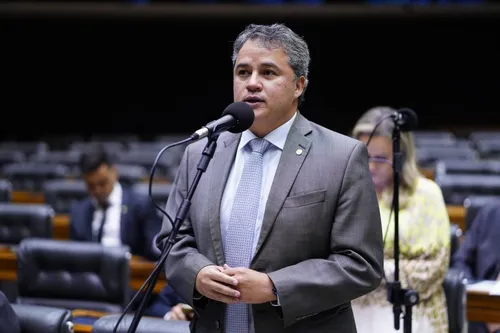 
				
					Após acordo, Efraim apresenta novo projeto da desoneração da folha
				
				