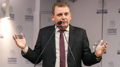 
				
					Na CBN, Chico Mendes diz que não pode "julgar" Léo Bezerra por apoio a Cícero Lucena
				
				