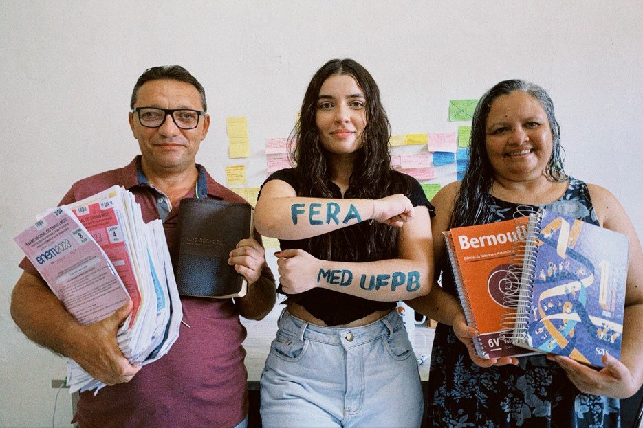 
				
					Aprovada em medicina, filha de gari que estudou com livros doados dá dicas para estudar em casa
				
				