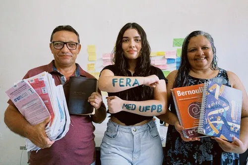 
				
					Aprovada em medicina, filha de gari que estudou com livros doados dá dicas para estudar em casa
				
				