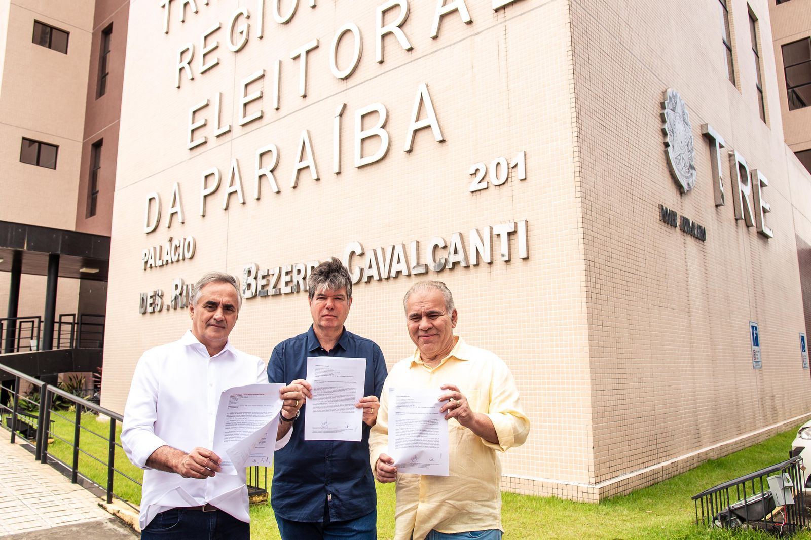 
				
					Cartaxo, Queiroga e Ruy se unem para pedir tropas federais em João Pessoa
				
				