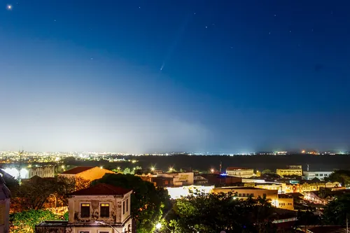 
				
					Cometa do século é fotografado no céu do Centro Histórico de João Pessoa
				
				