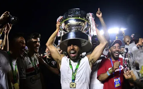 
				
					Copa do Brasil 2024: Flamengo domina jogo de ida e vence o Atlético-MG por 3 a 1 no Maracanã
				
				