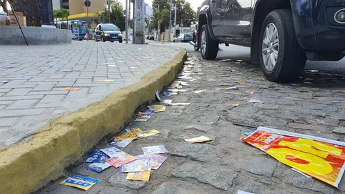 
				
					Dia de votação do 1º turno começa com santinhos espalhados em zonas eleitorais
				
				