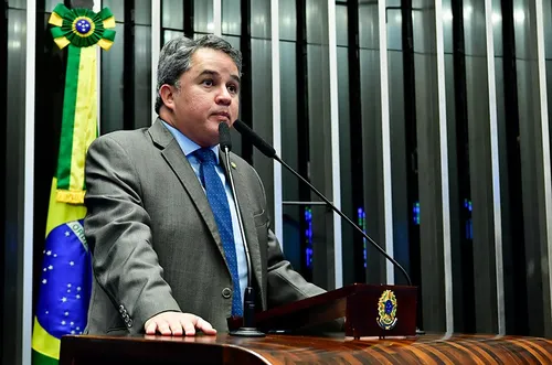 
				
					Efraim protocola licença e André Amaral assume mandato no Senado
				
				