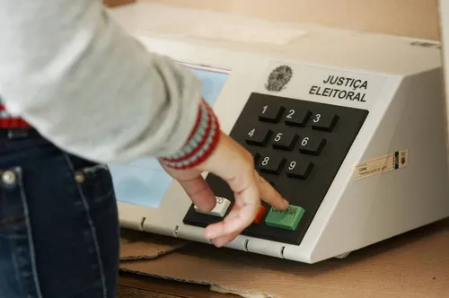 
				
					Eleições 2024: maioria dos candidatos da PB é homem, casado, pardo, com ensino médio
				
				