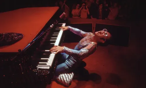 
				
					Elton John morreu antes do tempo
				
				