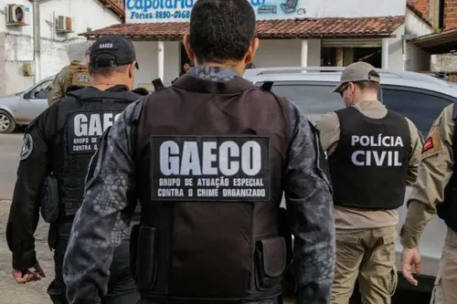 
				
					Gaeco e PC fazem operação em 3 cidades e cumprem mandado em casa de prefeito
				
				