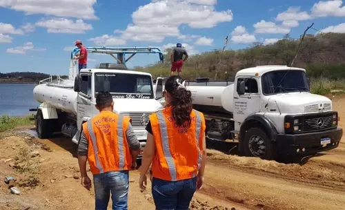 
				
					Governo Federal 'destrava' recursos da Operação Carro-Pipa e serviço já pode ser retomado
				
				