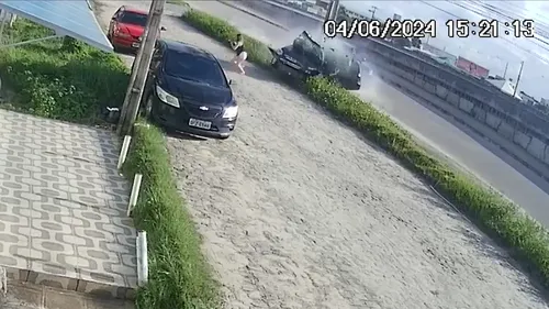 
				
					Homem morre após perder controle de carro e atingir poste em Cabedelo, na PB; veja vídeo
				
				