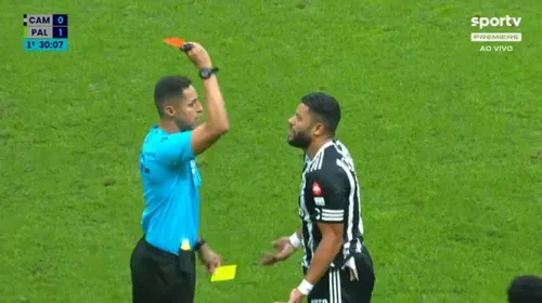 
				
					Hulk tem novo atrito com a arbitragem e recebe o 50° cartão pelo Atlético-MG
				
				