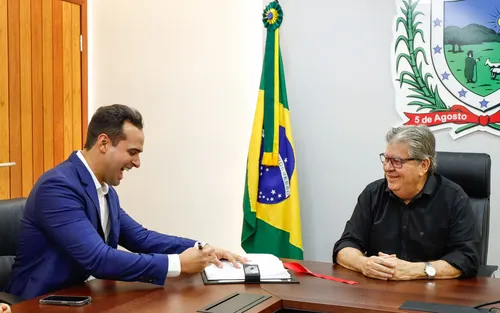 
				
					João Azevêdo tira licença e transmite cargo de governador a Lucas Ribeiro
				
				