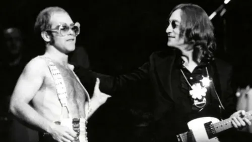 
				
					John Lennon perdeu uma aposta e teve que cantar no show de Elton John
				
				