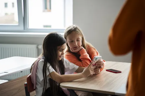 
				
					Lei que proíbe uso de celulares nas escolas é sancionada; entenda regras
				
				