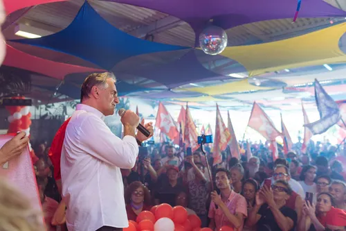 
				
					Luciano chega em convenção sem esquerda unida, mas como única candidatura competitiva desse campo
				
				