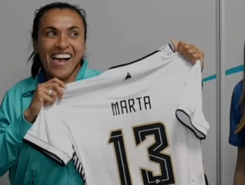 
				
					Marta é presenteada com camisa do Treze e se diverte: "Meu próximo clube"
				
				