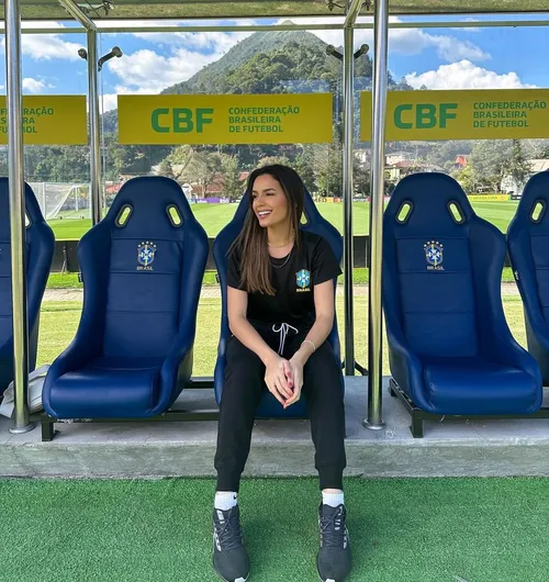 
				
					Marta é presenteada com camisa do Treze e se diverte: "Meu próximo clube"
				
				