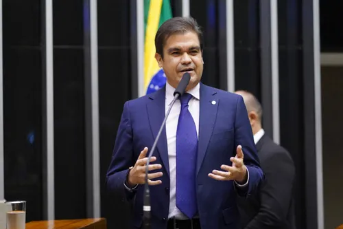 
				
					Mersinho confirma licença para junho na Câmara Federal e abre espaço para Eliza
				
				