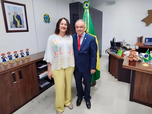 
				
					Ministra desembarca em Campina para apoiar Inácio e PC do B não acredita em 'contragolpe'
				
				