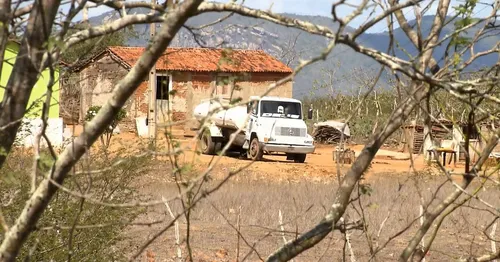 
				
					Operação Carro-Pipa é suspensa e pode deixar 270 mil habitantes da Paraíba sem água
				
				