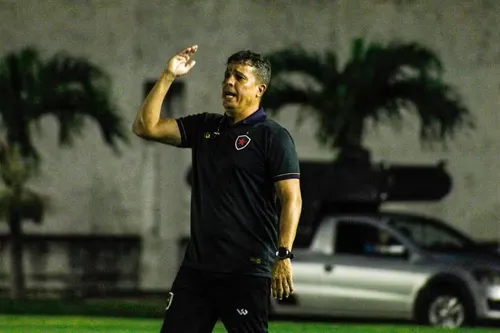 
				
					Botafogo-PB anuncia saída do técnico Evaristo Piza, que não segue para 2025
				
				