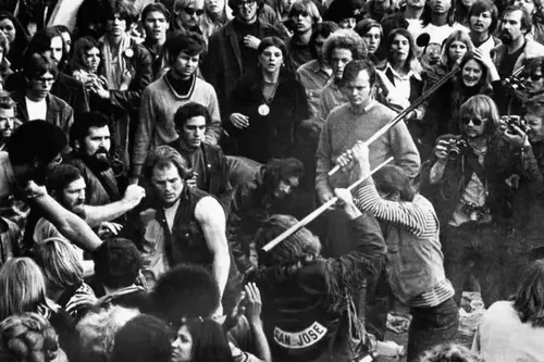 
				
					Os anjos do inferno mataram um negro na plateia e acabaram com o show de rock
				
				