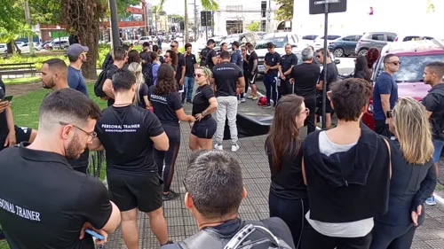 
				
					Personal trainers protestam contra cobrança de taxa para entrada de profissionais em academias
				
				