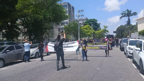 
				
					Policiais fazem protesto por melhorias salariais em João Pessoa
				
				