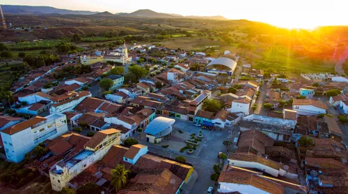 
				
					Radiotelescópio que mapeia energia escura do universo entra na fase final de montagem no Sertão
				
				