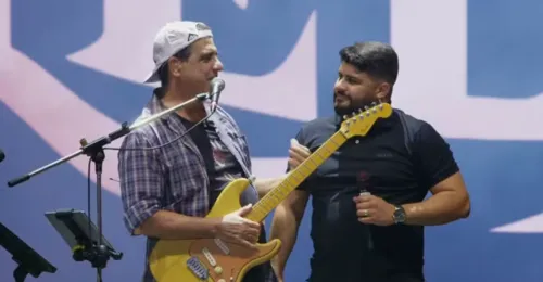 
				
					Repórter Artur Lira canta com Durval Lelys no palco do São João de Campina Grande
				
				