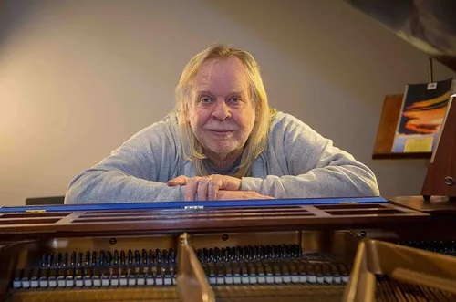 
				
					Rick Wakeman, esse verdadeiro "cãozinho" dos teclados, faz 75 anos
				
				