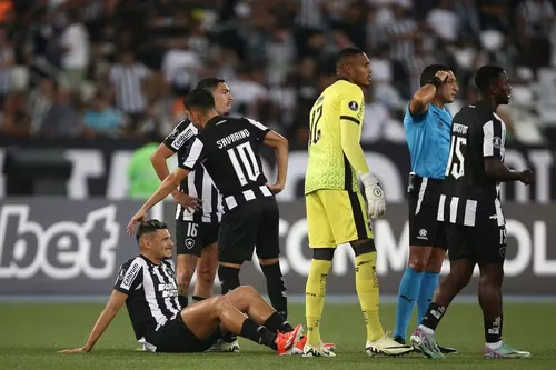 
				
					Tiquinho Soares volta a treinar no campo e retorno ao Botafogo fica próximo
				
				