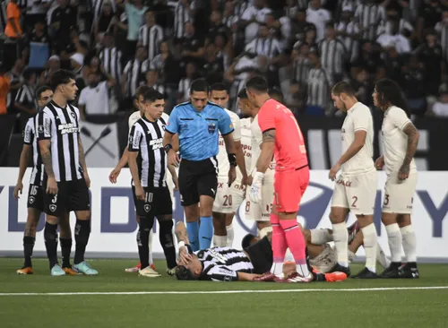 
				
					Tiquinho Soares volta a treinar no campo e retorno ao Botafogo fica próximo
				
				