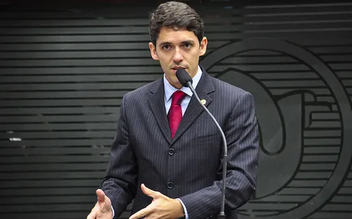 
				
					De olho no futuro, Tovar abre espaço para suplente na Assembleia; entenda o movimento
				
				