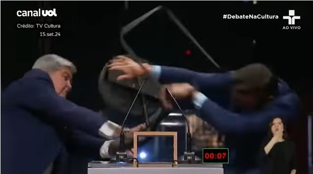 
				
					VÍDEO: Datena agride Marçal com cadeira em debate e é expulso; Marçal deixa estúdio
				
				