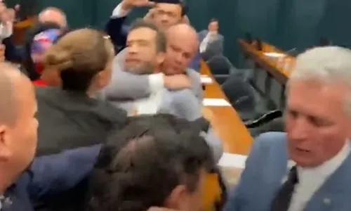 
				
					Janones leva 'gravata' de Cabo Gilberto em briga com bolsonaristas na Câmara dos Deputados
				
				
