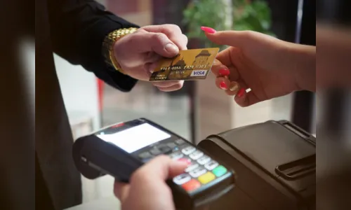 
				
					Juros do rotativo do cartão de crédito chegam a 423% ao ano, revela Banco Central
				
				