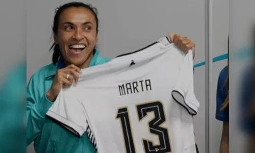 
				
					Marta é presenteada com camisa do Treze e se diverte: "Meu próximo clube"
				
				