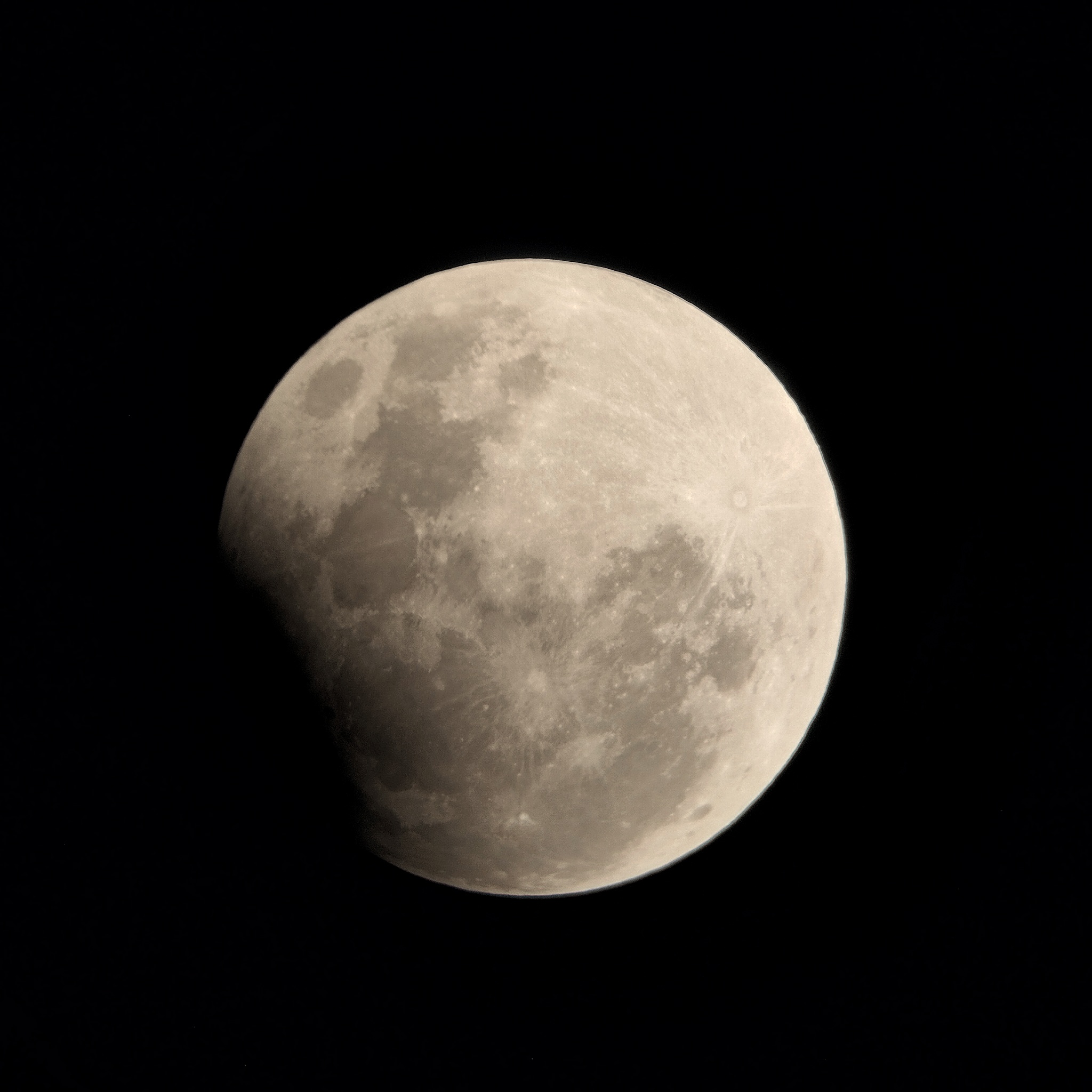 Eclipse em que a Lua estará 96% escurecida poderá ser observado na Paraíba