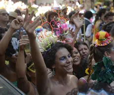 Blocos Fazendo Amigos e Jacaré do Castelo desfilam pelas ruas de João Pessoa