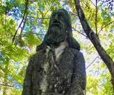 Estátua de Tiradentes esquecida em mata de João Pessoa vira mistério