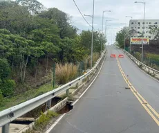 Rua é totalmente interditada após deslizamento de terra em João Pessoa