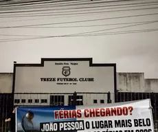 Torcida do Botafogo-PB provoca Campinense e Treze com cartaz em sedes