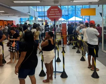 Agência bancária é autuada após consumidores aguardarem mais de uma hora em fila, em João Pessoa