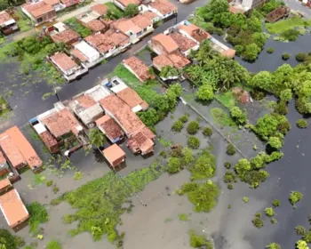 Chuva intensa causa transbordamento de rio e alaga cerca de 200 casas em Baía da Traição